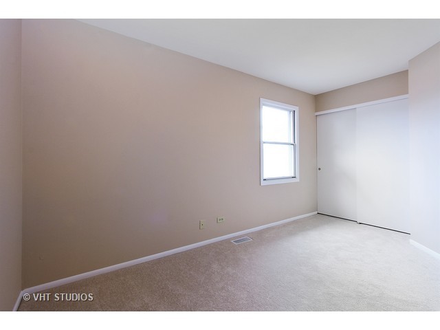 381 Grissom Ct, Hoffman Estates, IL 60169 photo 9