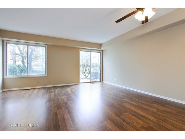 381 Grissom Ct, Hoffman Estates, IL 60169 photo 2