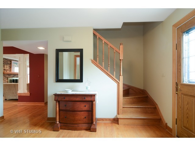 3850 Bordeaux Dr, Hoffman Estates, IL 60192 photo 2