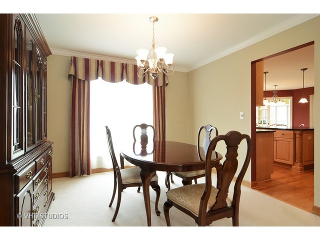 3850 Bordeaux Dr, Hoffman Estates, IL 60192 photo 4