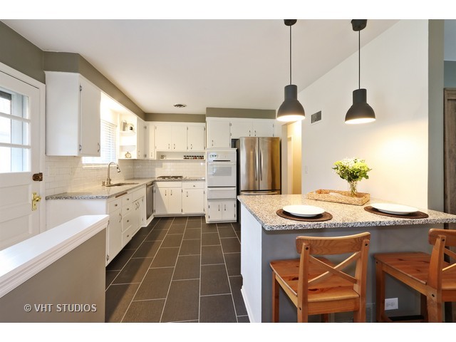 116 S Mt Prospect Rd, Mount Prospect, IL 60056 photo 3