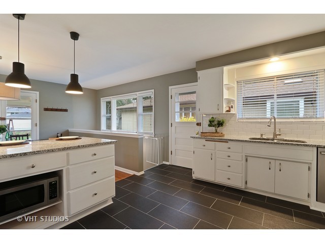116 S Mt Prospect Rd, Mount Prospect, IL 60056 photo 4