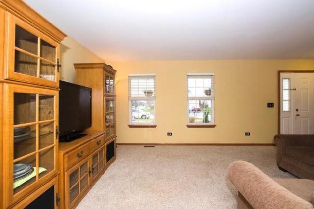 5318 White Oaks Ct, Plainfield, IL 60586 photo 3