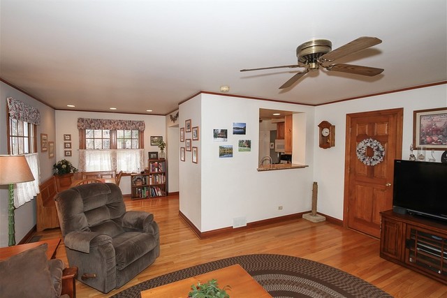 349 Harding Ave, Des Plaines, IL 60016 photo 10