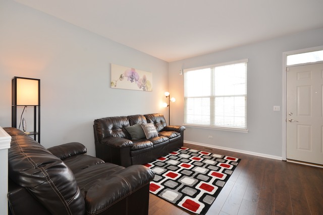 2012 Grayhawk Dr, Aurora, IL 60503 photo 4