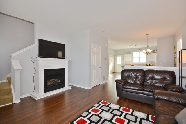 2012 Grayhawk Dr, Aurora, IL 60503 photo 2