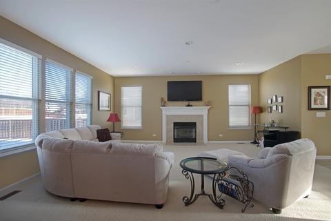 1575 Russell Dr, Hoffman Estates, IL 60192 photo 3