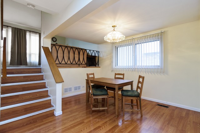 9371 N Hamlin Ave, Des Plaines, IL 60016 photo 3
