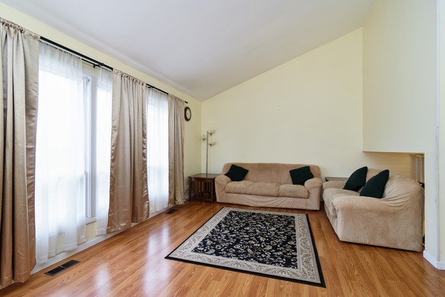 9371 N Hamlin Ave, Des Plaines, IL 60016 photo 5