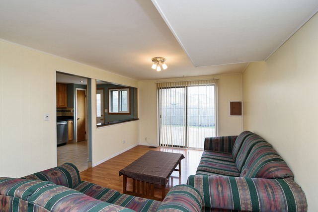 9371 N Hamlin Ave, Des Plaines, IL 60016 photo 4