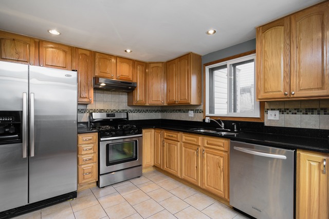 9371 N Hamlin Ave, Des Plaines, IL 60016 photo 2
