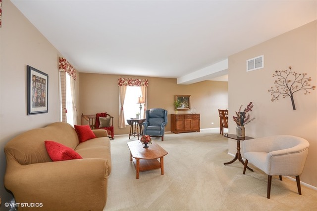 2236 Kingston Dr, Wheaton, IL 60189 photo 2