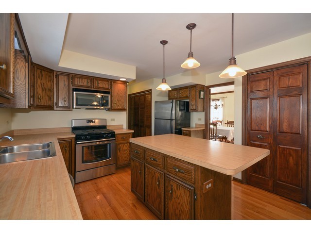 1307 Brighton Dr, Wheaton, IL 60189 photo 5