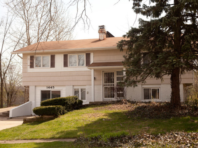 1445 Gentry Rd, Hoffman Estates, IL 60169 photo 2