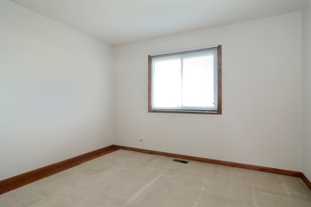 4320 Eisenhower Cir, Hoffman Estates, IL 60192 photo 13
