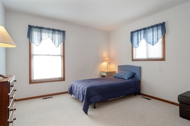 4320 Eisenhower Cir, Hoffman Estates, IL 60192 photo 10