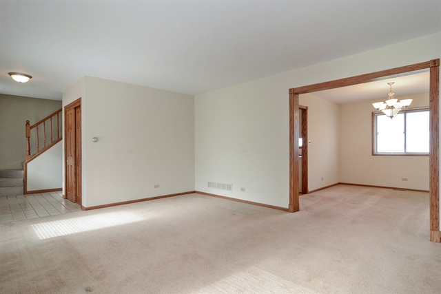 4320 Eisenhower Cir, Hoffman Estates, IL 60192 photo 6