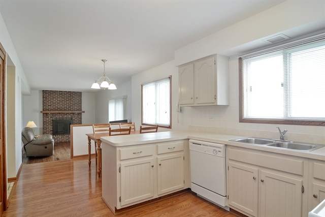 4320 Eisenhower Cir, Hoffman Estates, IL 60192 photo 3
