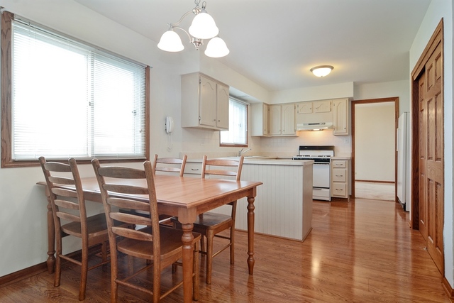 4320 Eisenhower Cir, Hoffman Estates, IL 60192 photo 2
