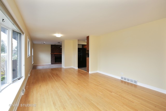37 W038 Brookside Dr, Elgin, IL 60124 photo 2