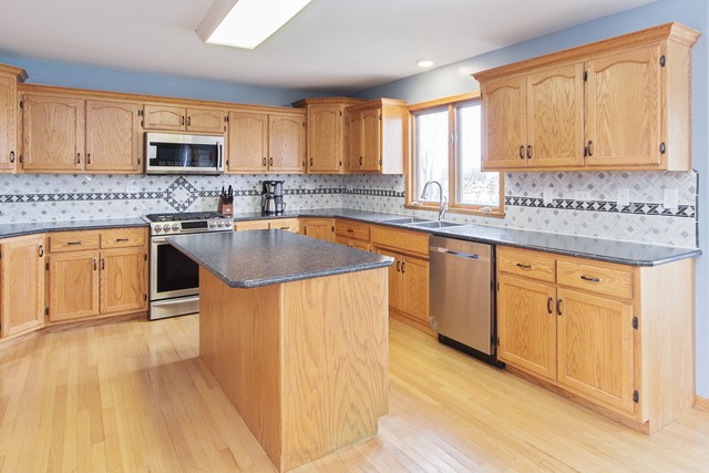 801 Casey Dr, Minooka, IL 60447 photo 2