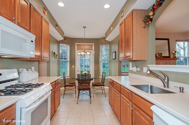 1296 Timberline Dr, Bartlett, IL 60103 photo 4