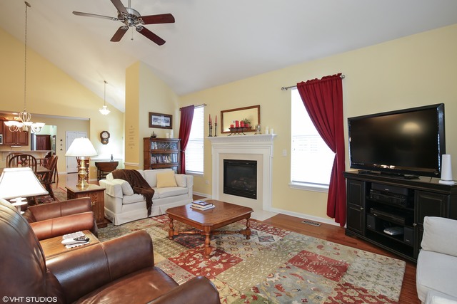 1030 Riviera Dr, Elgin, IL 60124 photo 3