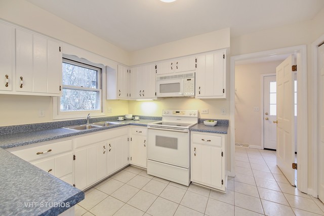 231 Warwick Dr, Naperville, IL 60565 photo 3