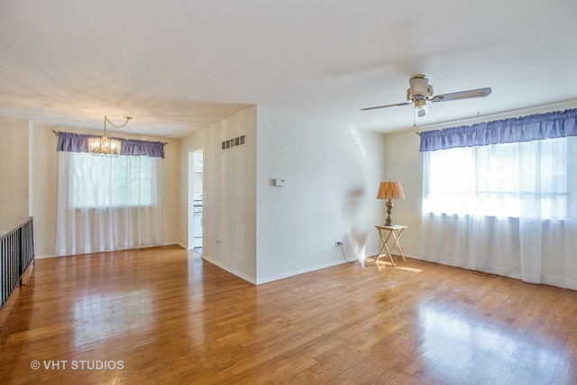 26 Willow Cir, Cary, IL 60013 photo 2