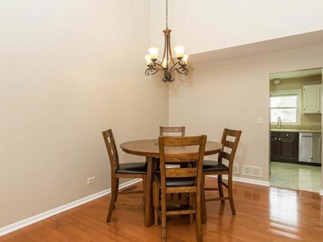 215 Windsor Dr, Bartlett, IL 60103 photo 5