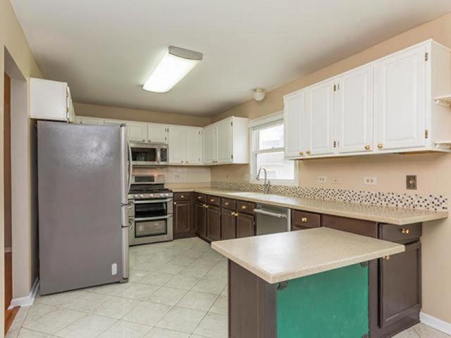 215 Windsor Dr, Bartlett, IL 60103 photo 7