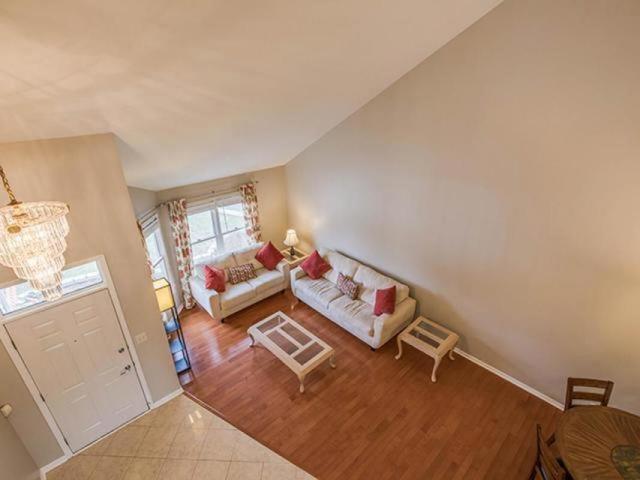 215 Windsor Dr, Bartlett, IL 60103 photo 2
