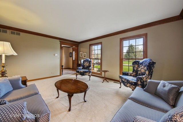 2062 Middleton Dr, Wheaton, IL 60189 photo 2