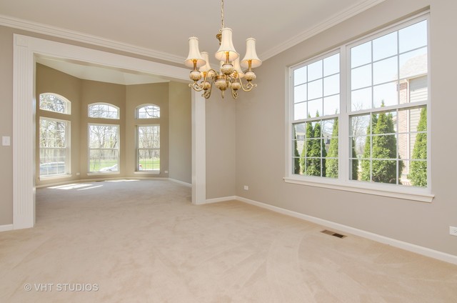 1695 Pondview Dr, Hoffman Estates, IL 60192 photo 3