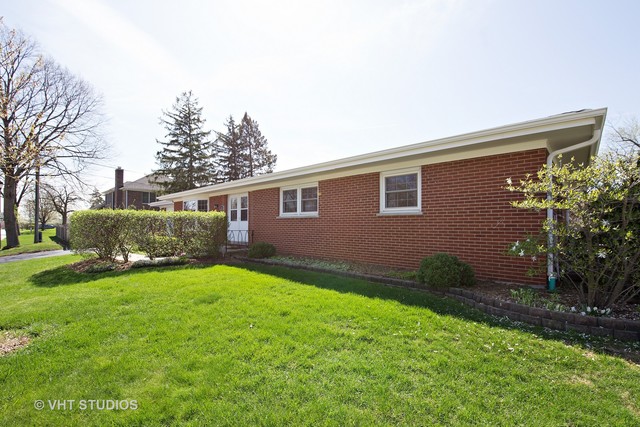 160 E Crestview Ave, Elmhurst, IL 60126 photo 2