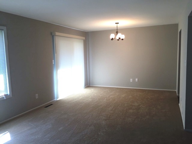 9 Cypress Sq, Elgin, IL 60123 photo 2