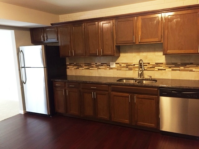 9 Cypress Sq, Elgin, IL 60123 photo 4