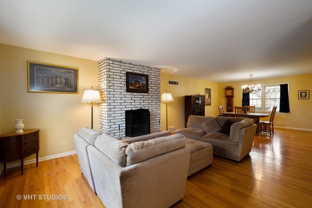1102 Westhaven Dr, Wheaton, IL 60189 photo 2
