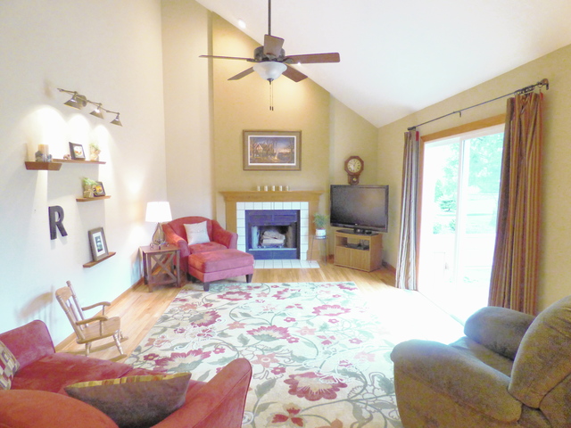 238 Windsor Dr, Bartlett, IL 60103 photo 2