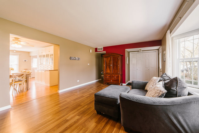 1335 Meyer Rd, Hoffman Estates, IL 60169 photo 4