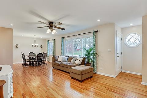 760 Ash Rd, Hoffman Estates, IL 60169 photo 2