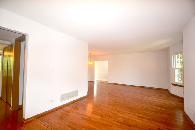 922 Paddock Dr, Carol Stream, IL 60188 photo 3