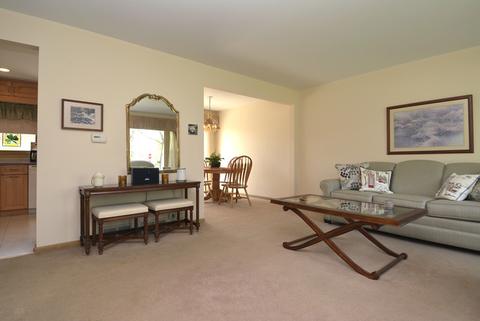 2001 W Estates Dr, Mount Prospect, IL 60056 photo 9