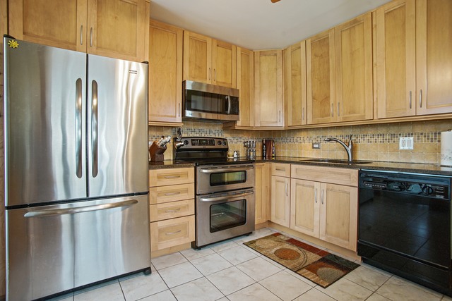 340 Ambleside Rd, Des Plaines, IL 60016 photo 3