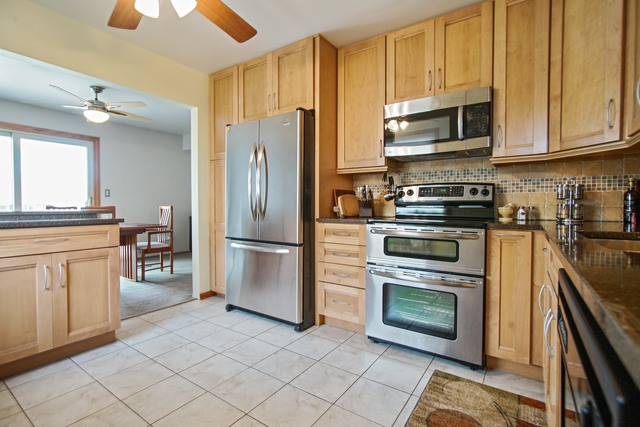 340 Ambleside Rd, Des Plaines, IL 60016 photo 4