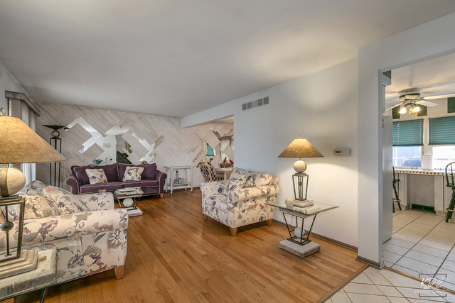 7828 Sugarbush Ln, Willowbrook, IL 60527 photo 3