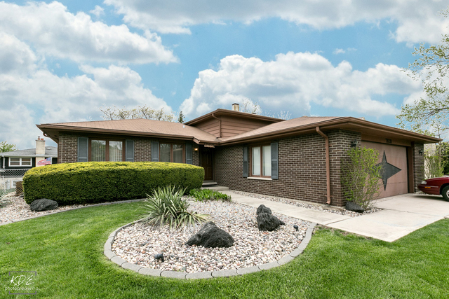 7828 Sugarbush Ln, Willowbrook, IL 60527 photo 1