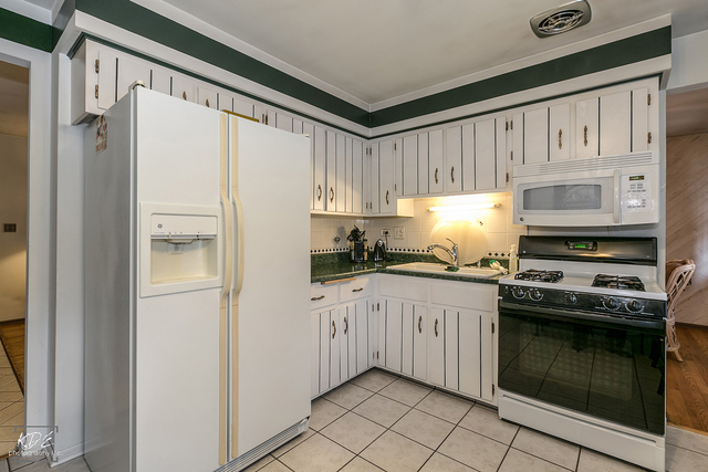 7828 Sugarbush Ln, Willowbrook, IL 60527 photo 7