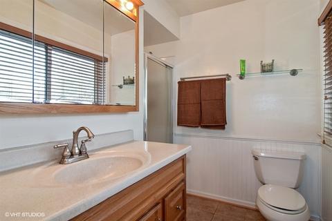 565 E Devon Ave, Roselle, IL 60172 photo 8