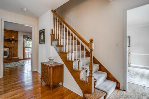 883 Dorset Dr, Wheaton, IL 60189 photo 2